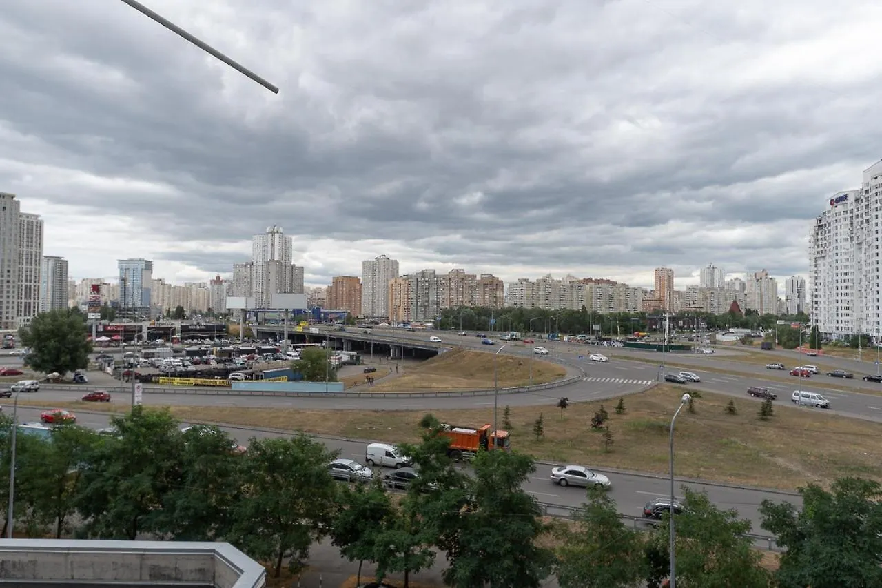 Комфортная Квартира На Метро Осокорки キエフ アパート